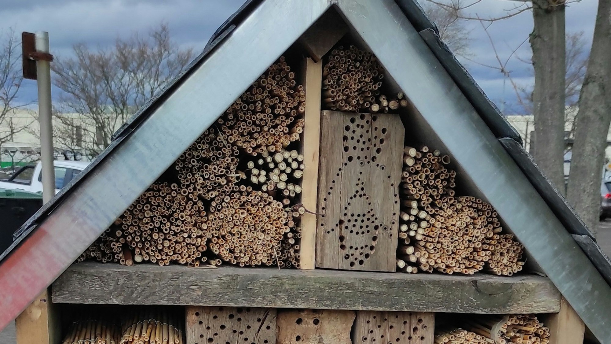 Die Bundesanstalt für Immobilienaufgaben realisiert am Standort der Bundespolizei in Sankt Augustin-Hangelar ein Großbauprojekt. Ökologische Begleitmaßnahmen gehören dazu, hier ein Insektenhotel.