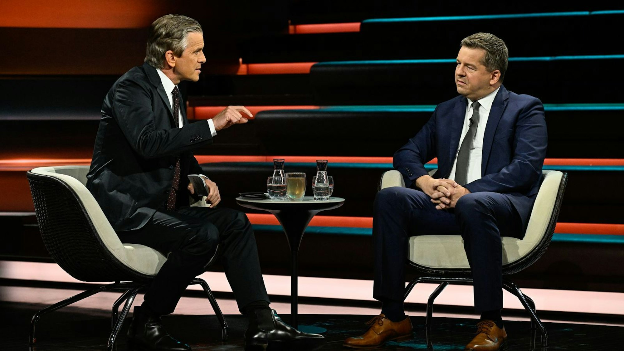 Markus Lanz wollte von CDU-Spitzenkandidat Sven Schulze wissen, wie er eine alleinige AfD-Regierung in Sachsen-Anhalt stoppen wolle. (Bild: ZDF / Markus Hertrich)