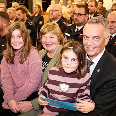 Der scheidende Bürgermeister Rudolf Westerburg mit seiner Frau Irene und den Enkelinnen Paula (links) und Ida.