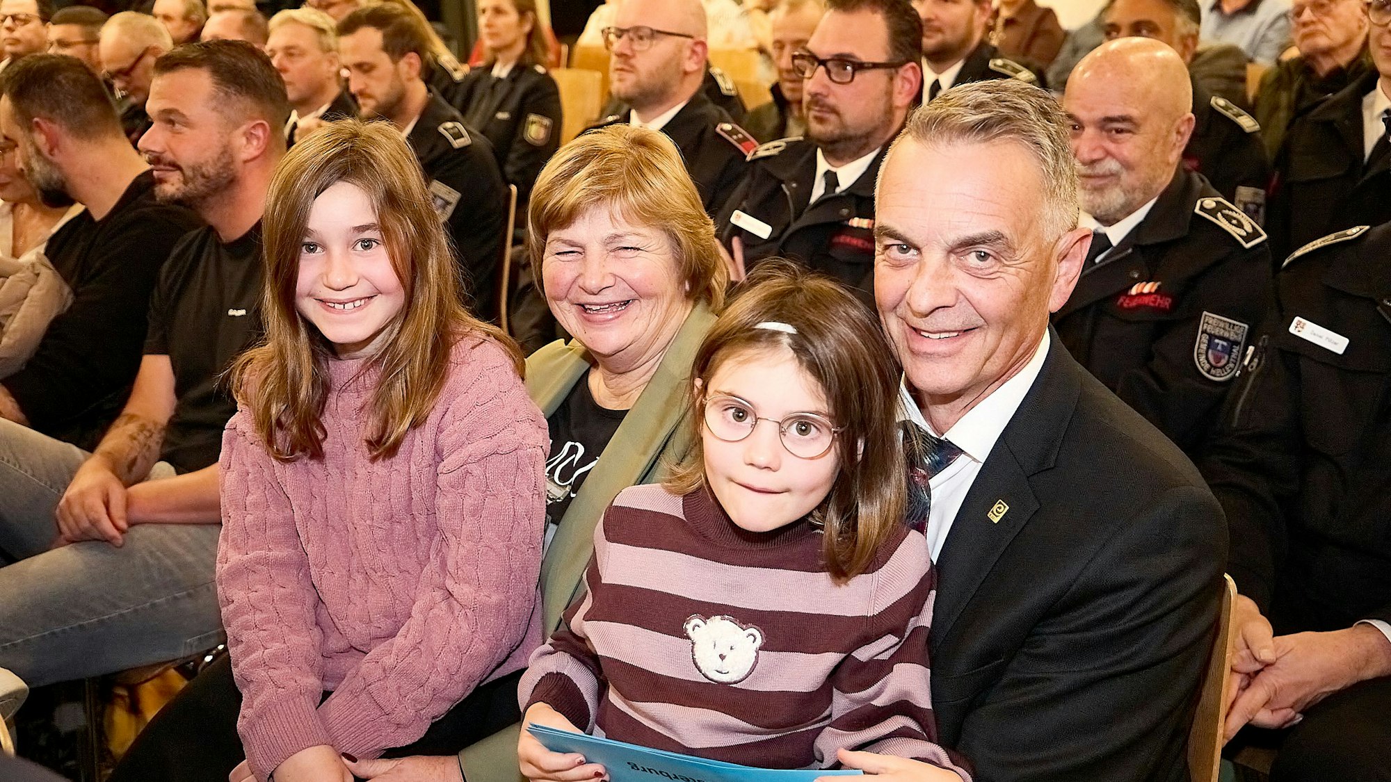 Der scheidende Bürgermeister Rudolf Westerburg mit seiner Frau Irene und den Enkelinnen Paula (links) und Ida.
