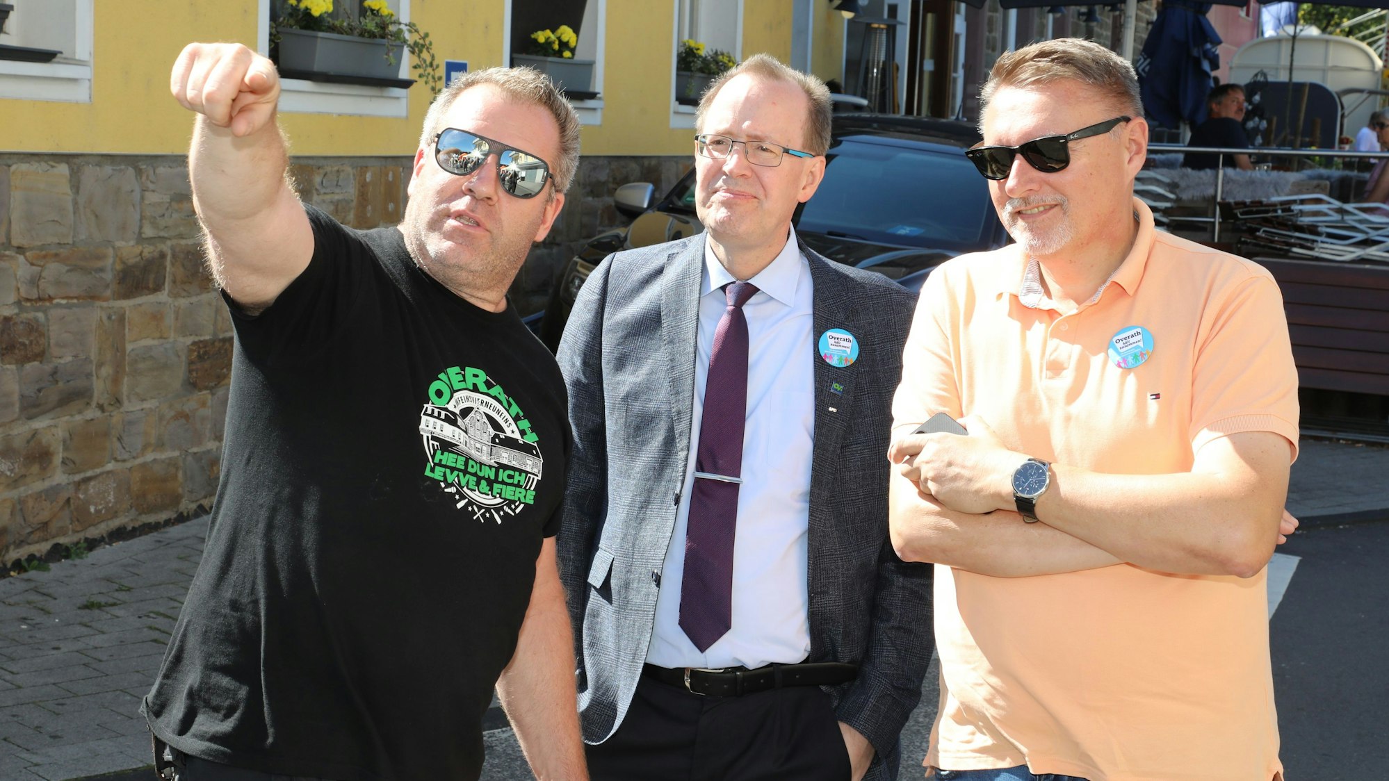 Andreas Koschmann (l.), Michael Eyer (r.) und Hans Schlömer stehen auf dem Stadtfest in Overath.