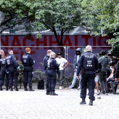 Die Polizei kontrolliert mehrfach täglich mutmaßliche Mitglieder der Kölner Drogenszene im Bereich des Neumarkts.
