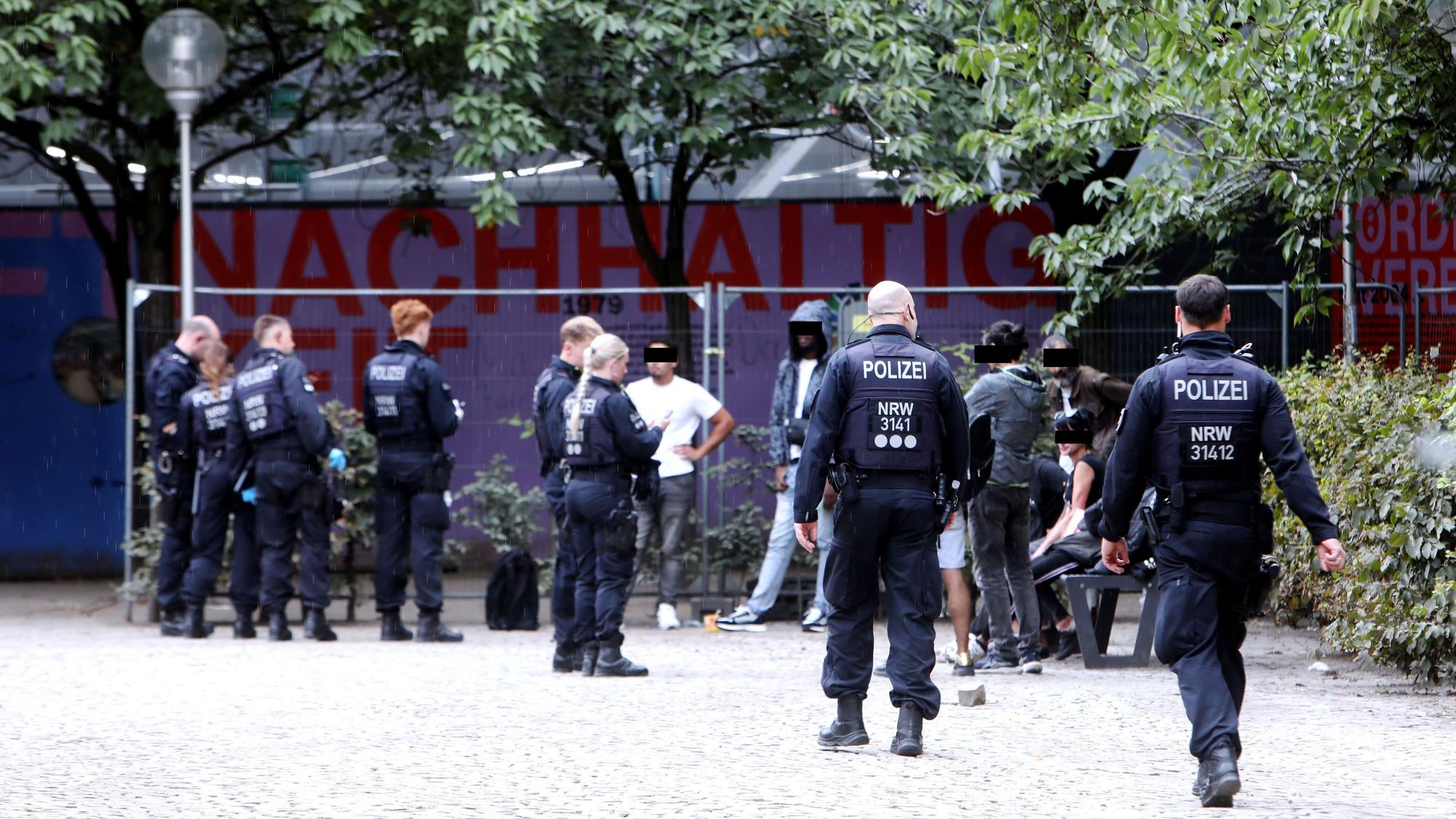 Die Polizei bei einer Kontrolle am Drogenhotspot Neumarkt