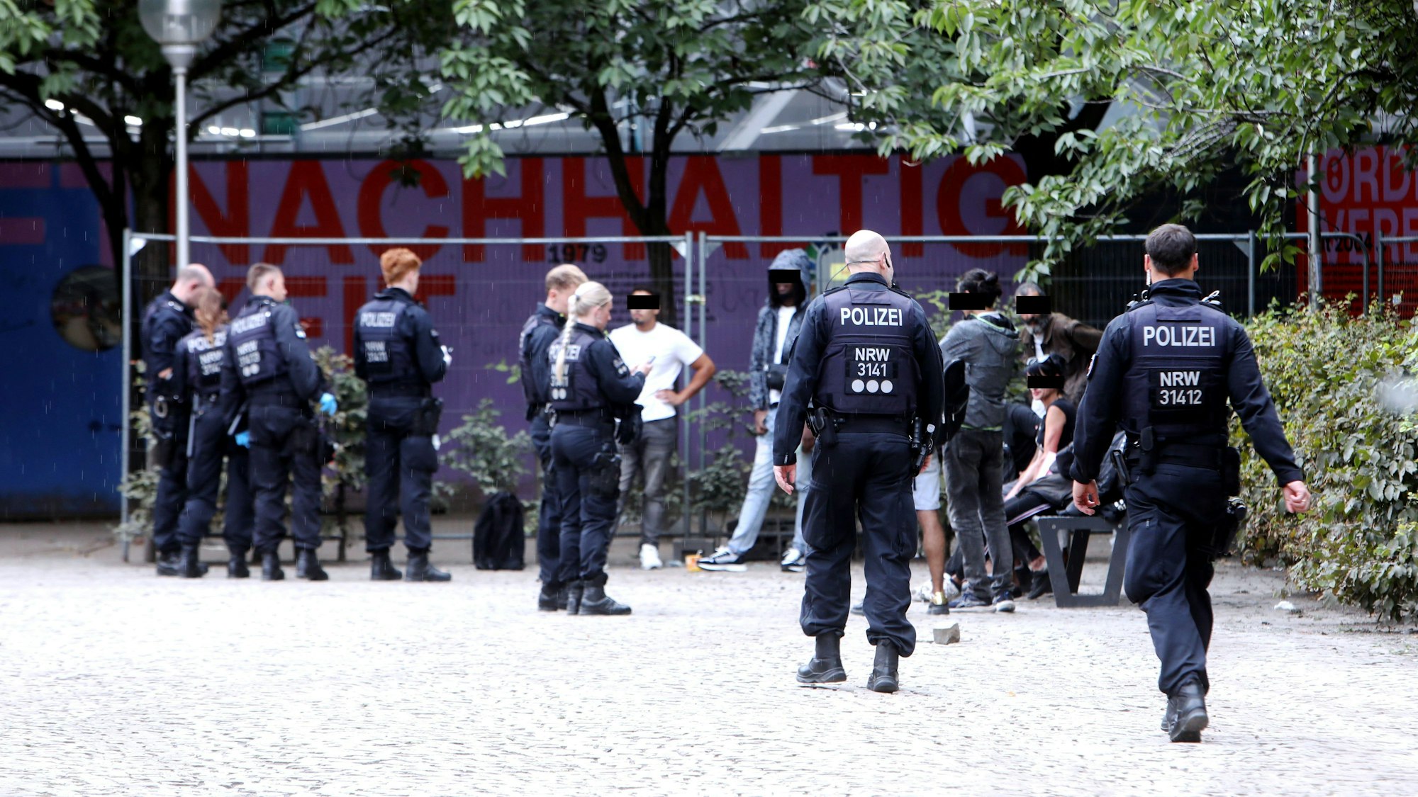 Die Polizei kontrolliert mehrfach täglich mutmaßliche Mitglieder der Kölner Drogenszene im Bereich des Neumarkts.