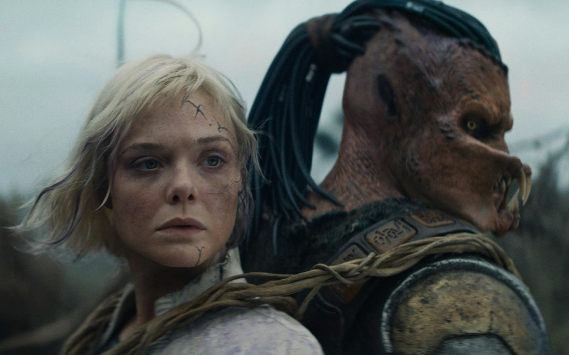 Thia (Elle Fanning) unterstützt den ausgestoßenen Dek (Dimitrius Schuster-Koloamatangi) bei seiner Suche. (Bild: 2025 20th Century Studios)
