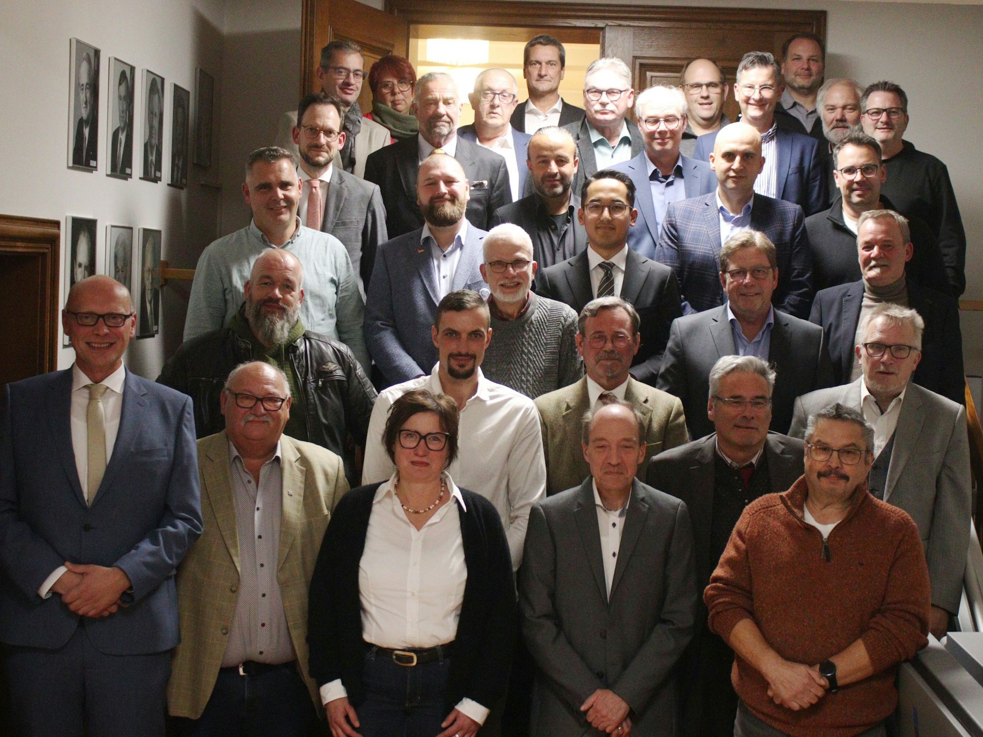 Die Mitglieder des Stadtrates stellen sich auf der Treppe vor dem Ratssaal auf.
