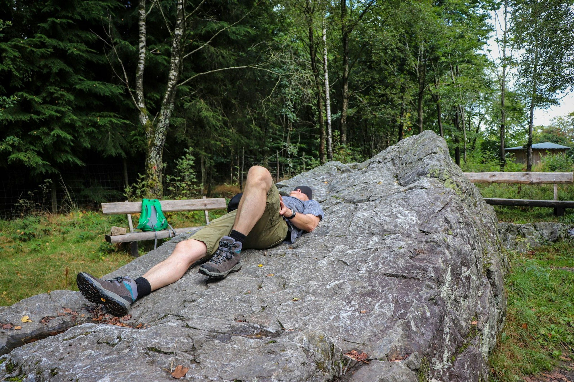 «Kaiser Karls Bettstatt» heißt ein Quarzit-Fels, auf dem der Monarch aus Not einst übernachtet haben soll.