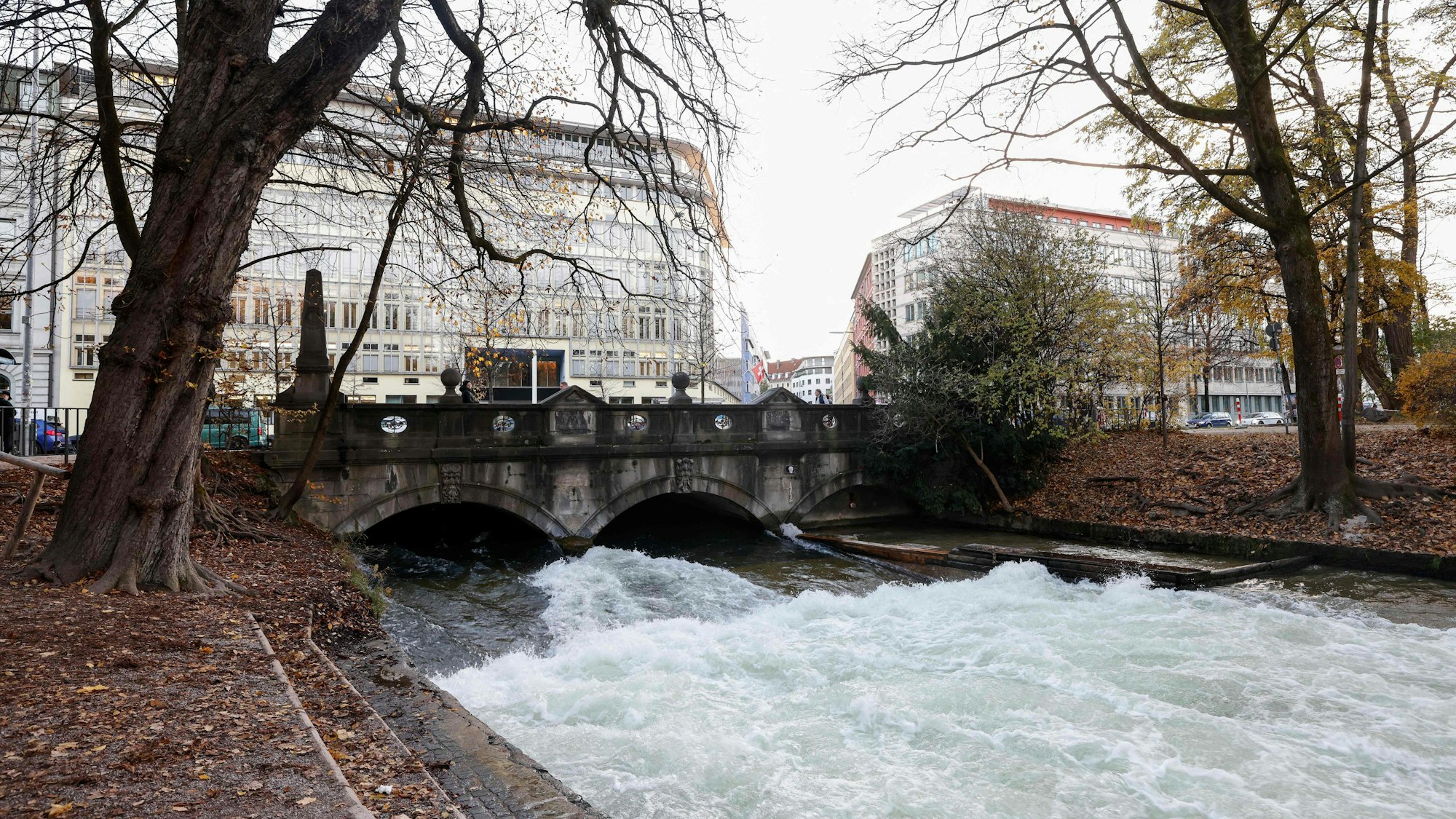 Die Eisbachwelle in München.