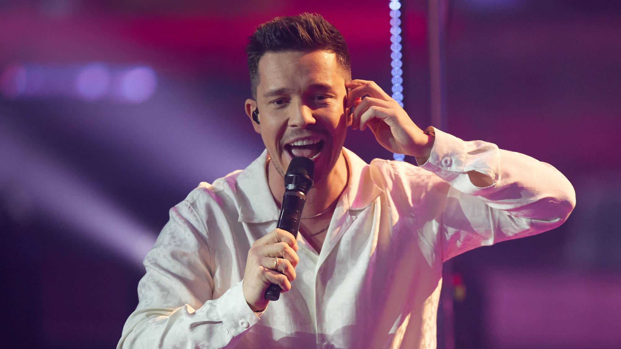 Sänger Nico Santos steht im Finale der Sat.1-Show ‚Voice of Germany‘ auf der Bühne.