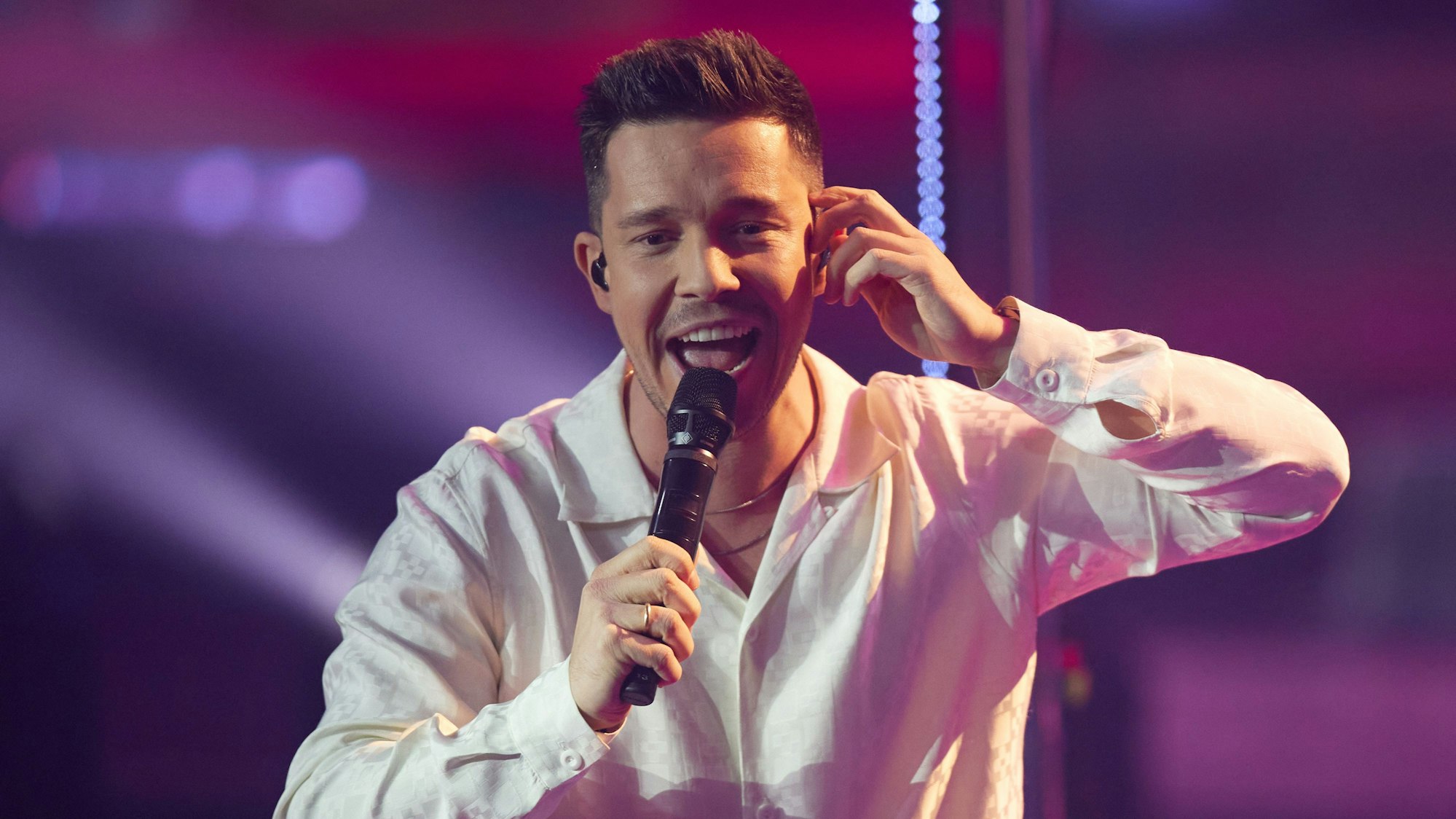 Sänger Nico Santos steht im Finale der Sat.1-Show ‚Voice of Germany‘ auf der Bühne.