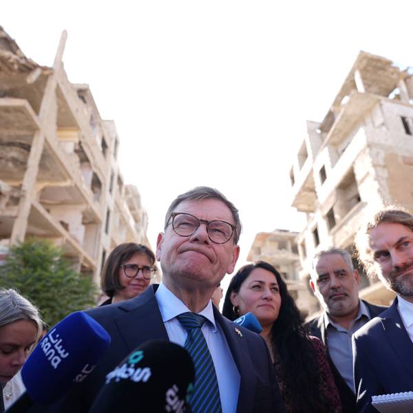 Harasta am 30. Oktober: Bundesaußenminister Johann Wadephul (M., CDU) während seines Besuchs eines humanitären Projekts mit Raed Saleh (r.), Minister für Katastrophenschutz in Syrien