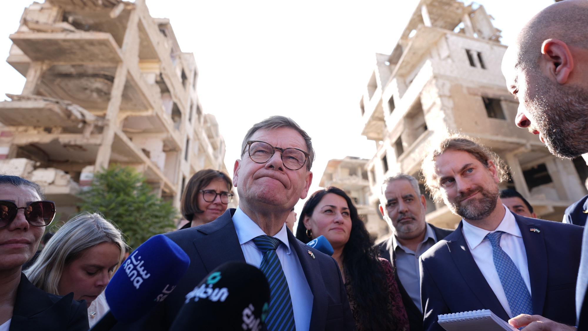 Harasta am 30. Oktober: Bundesaußenminister Johann Wadephul (M., CDU) während seines Besuchs eines humanitären Projekts mit Raed Saleh (r.), Minister für Katastrophenschutz in Syrien