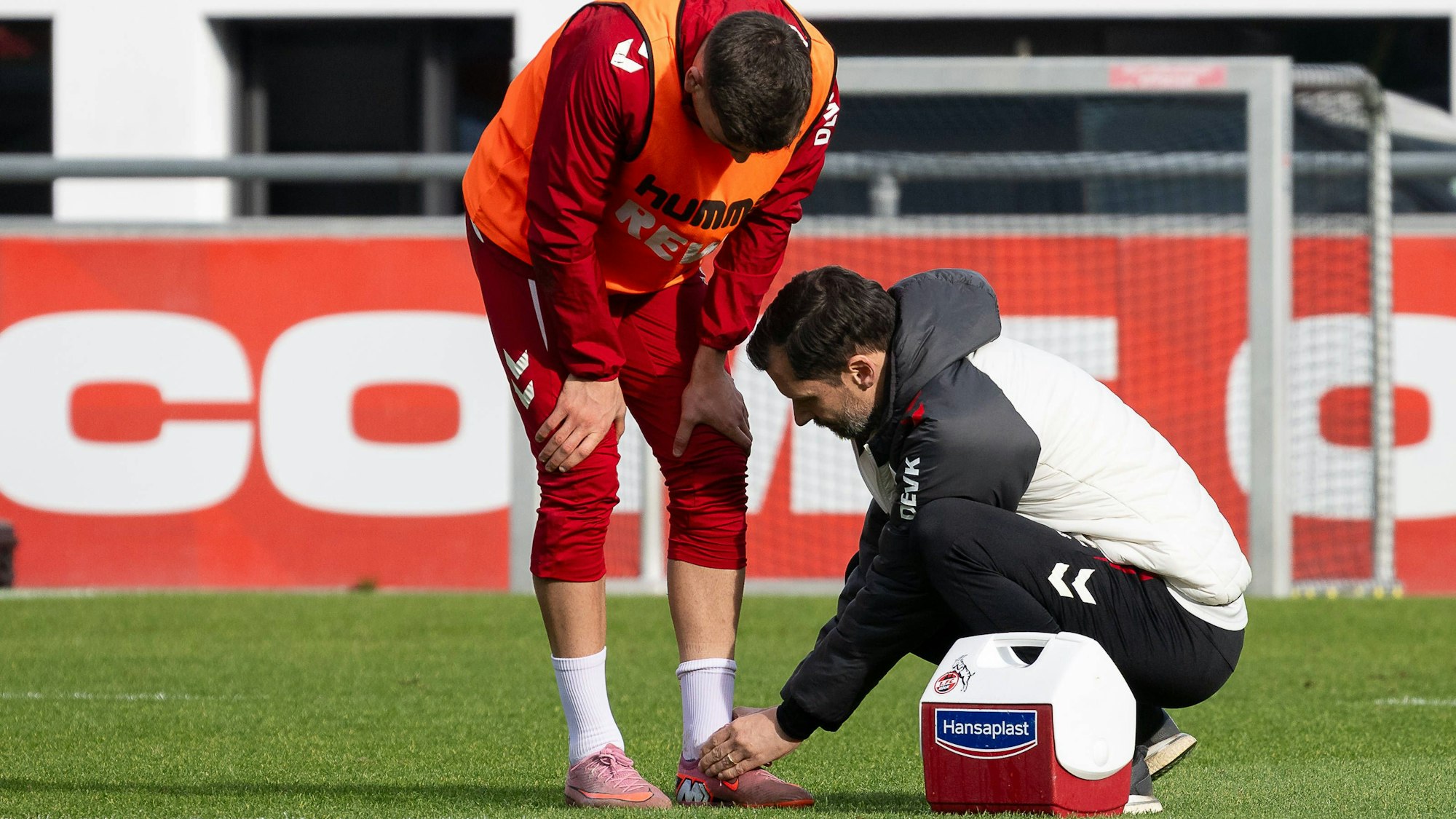 Said El Mala wird im Training des 1. FC Köln behandelt.