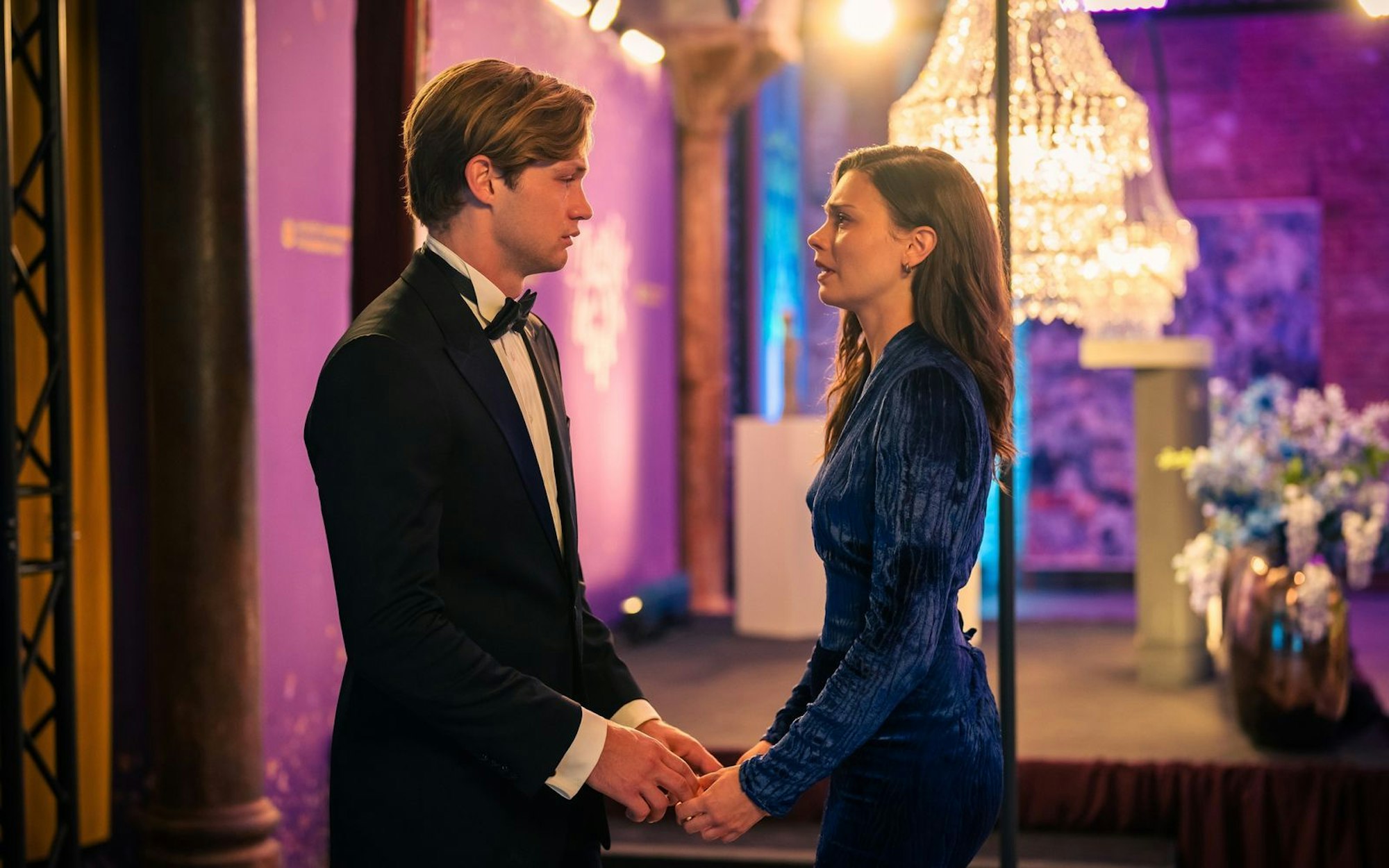 Ob Ruby Bell (Harriet Herbig-Matten) und James Beaufort (Damian Hardung) in der zweiten Staffel von „Maxton Hall - Die Welt zwischen uns“ wieder zueinander finden? (Bild: Prime Video / Stephan Rabold)