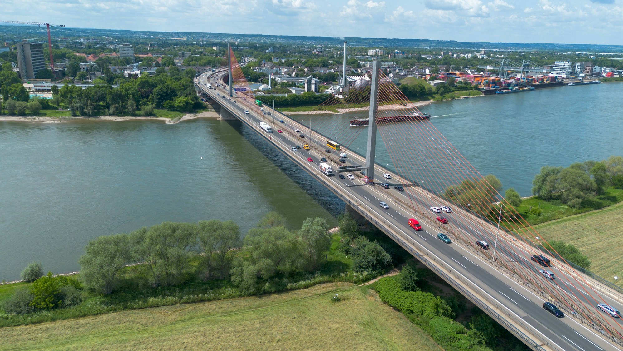Die Drohnenaufnahme zeigt die Friedrich-Ebert-Brücke in Bonn am 16. Juni 2025 aus der Vogelperspektive. Die Brücke erstreckt sich eindrucksvoll über den Rhein und verbindet die beiden Flussufer miteinander. Fahrzeuge bewegen sich gleichmäßig über die Fahrbahnen und unterstreichen die Rolle der Brücke als wichtige Verkehrsverbindung. Das umliegende Stadtgebiet sowie grüne Uferbereiche sind gut erkennbar. Der Rhein fließt ruhig unter der Brücke entlang Bonn Schwarzrheindorf Nordrhein-Westfalen Deutschland *** The drone image shows a birds eye view of the Friedrich Ebert Bridge in Bonn on 16 June 2025 The bridge stretches impressively across the Rhine and connects the two banks of the river Vehicles move evenly across the lanes, und