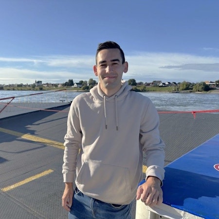 Mattis Dieterich von der Kölner SPD auf der Rheinfähre, die Langel und Hitdorf miteinander verbindet.