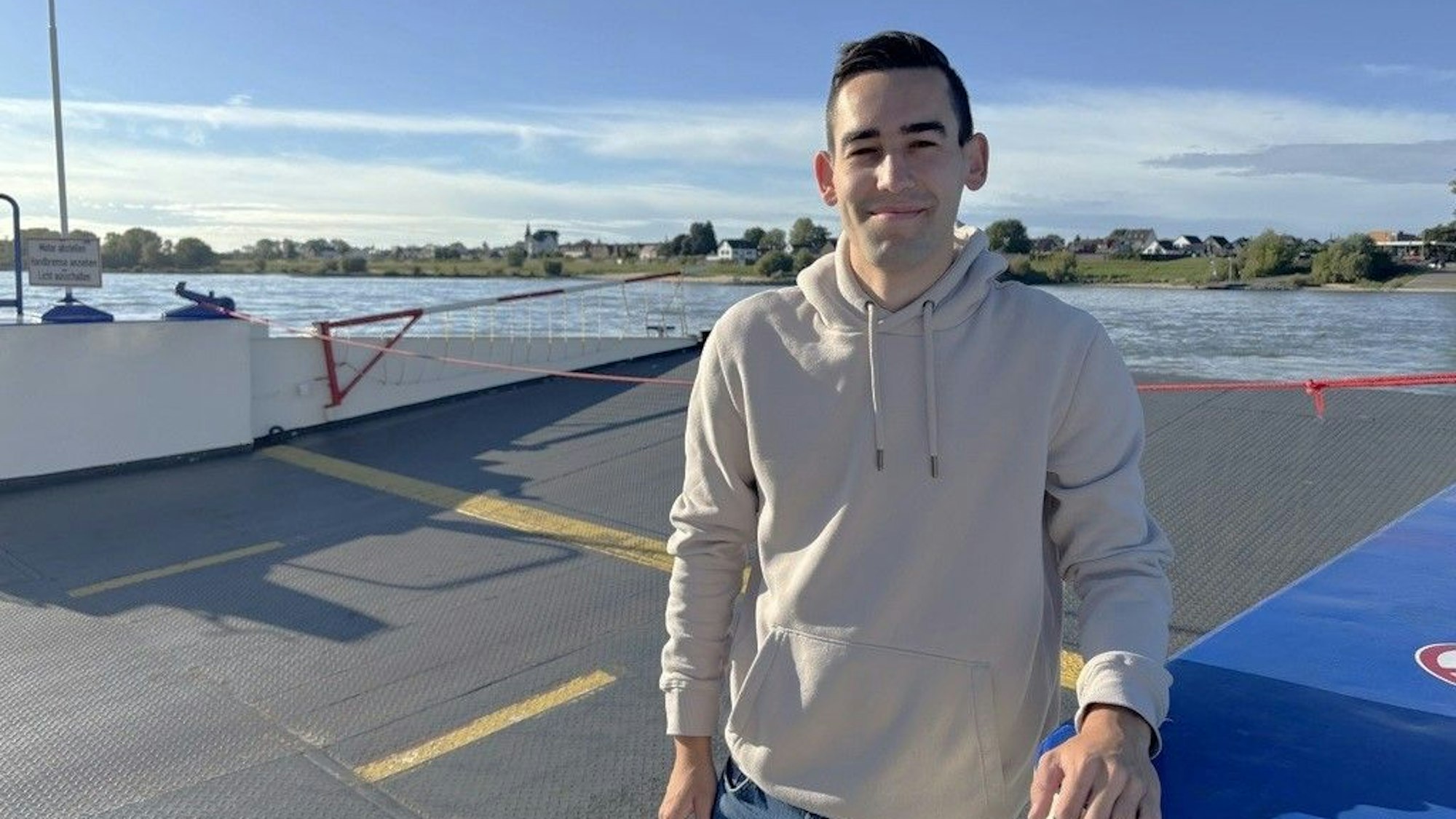 Mattis Dieterich von der Kölner SPD auf der Rheinfähre, die Langel und Hitdorf miteinander verbindet.