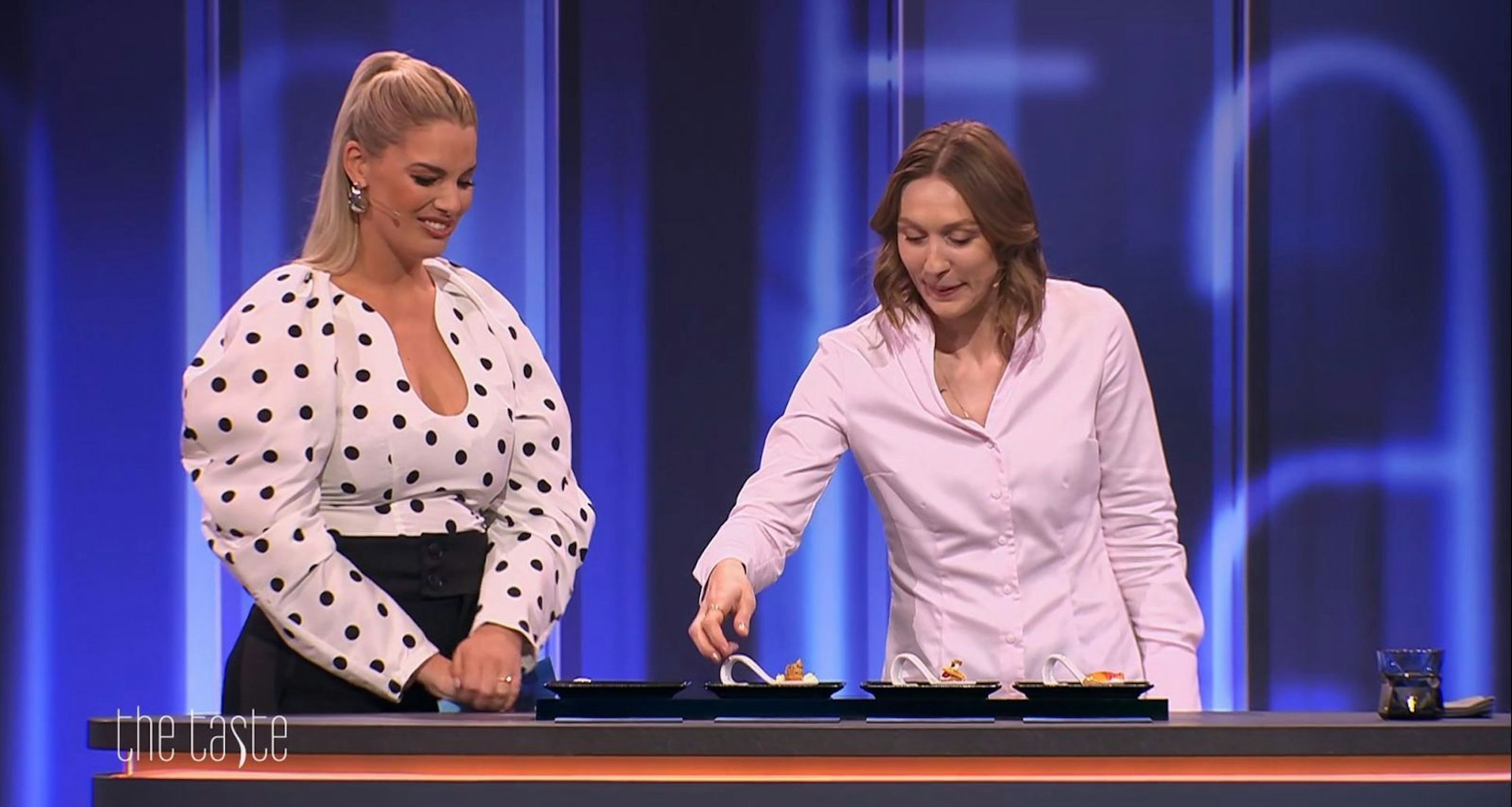 Nathalie Leblond (rechts, mit Moderatorin Angelina Kirsch) ist Küchenchefin im „Les Deux“ in München. Kein Wunder, dass sie die französische Küche liebt. Doch ihre Erwartungen an die Talente haben es in sich. (Bild: Joyn/Screenshot)