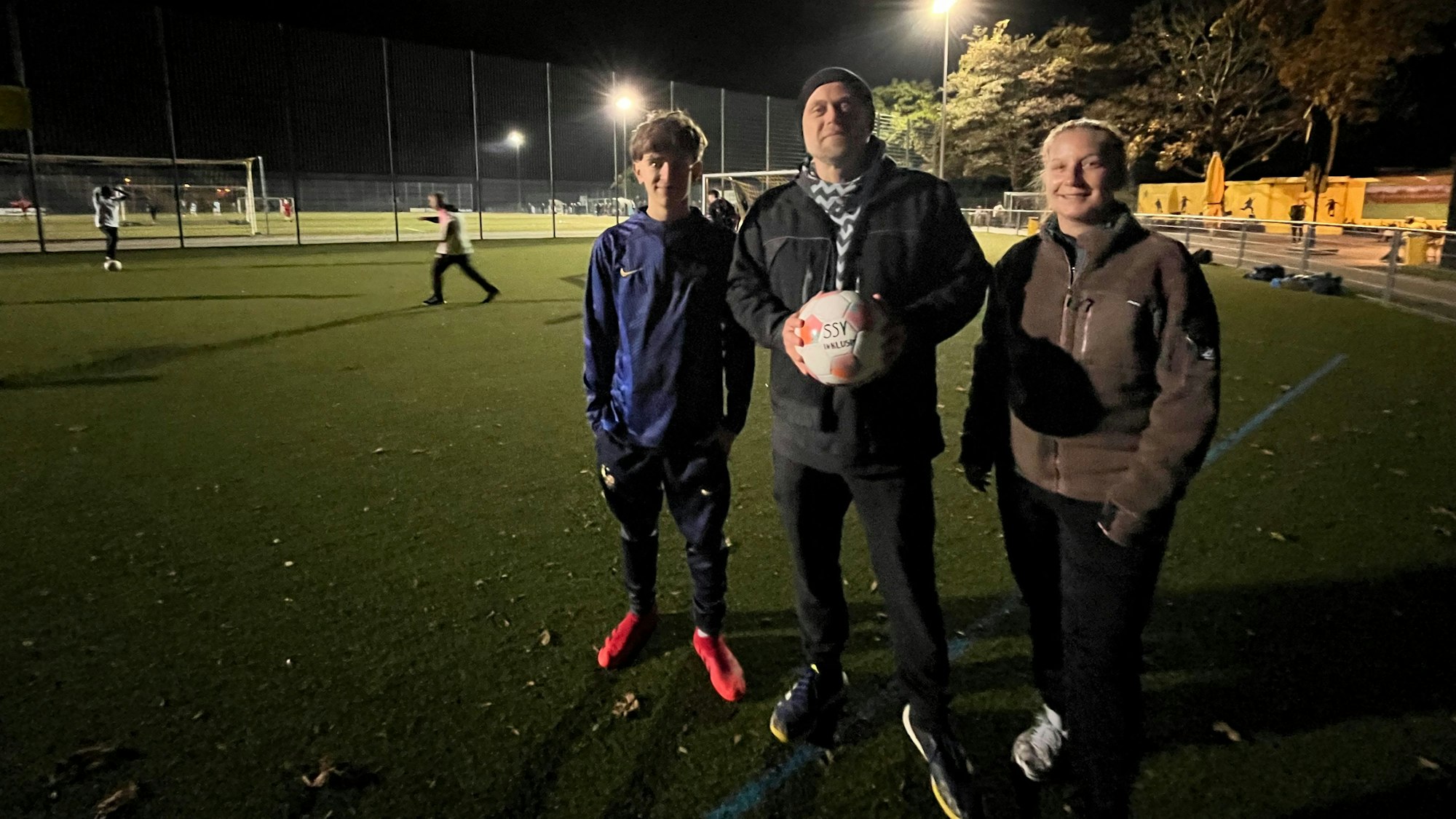 Niclas Esselborn, Christoph Gajda und Ela Groen trainieren das inklusive Fußballteam des SSV Lützenkirchen.