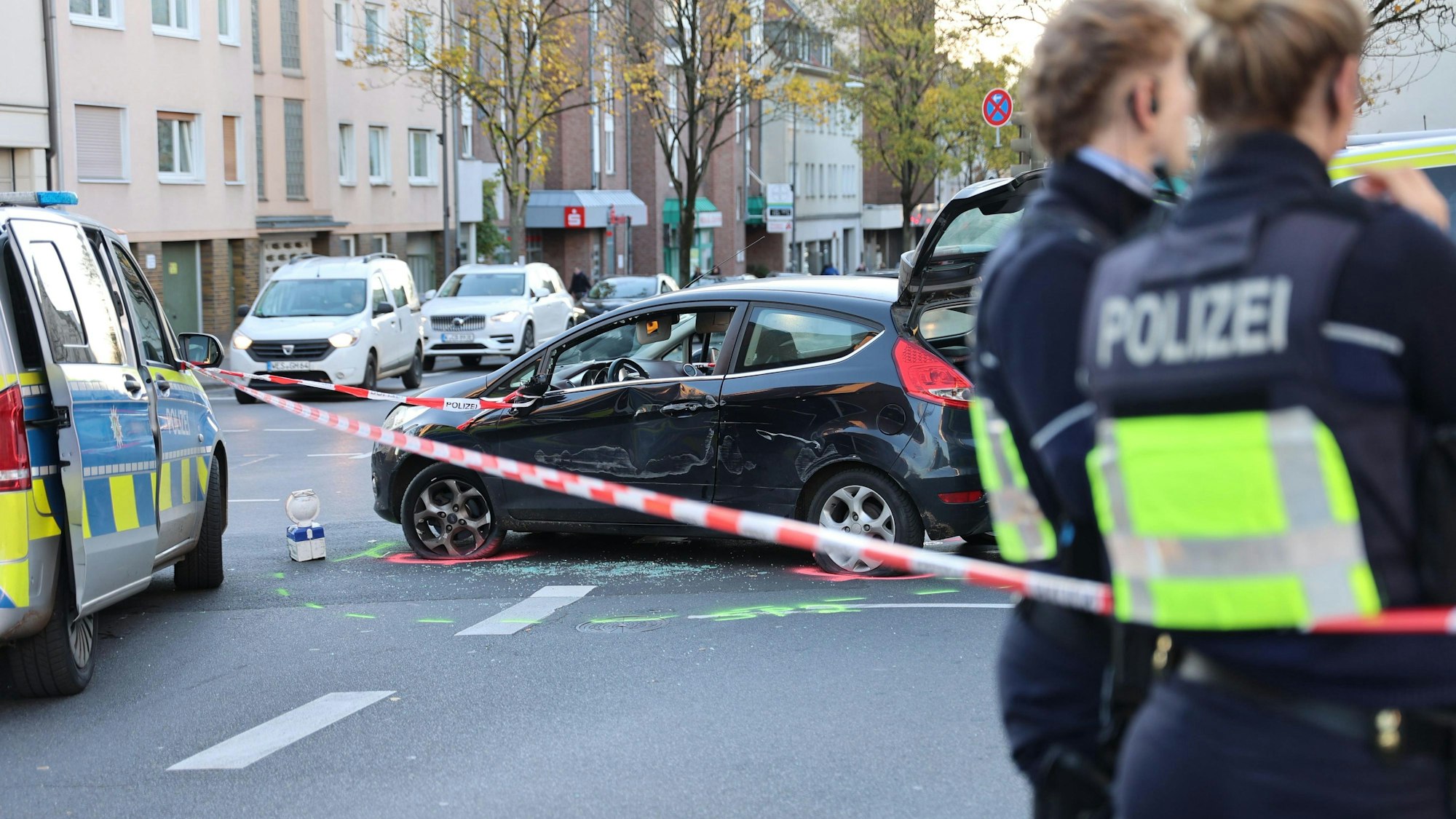 Auf dem Weg zu sehen ist das bei der Verfolgungsjagd zerstörte Fluchtauto. Foto: Daniel Evers
