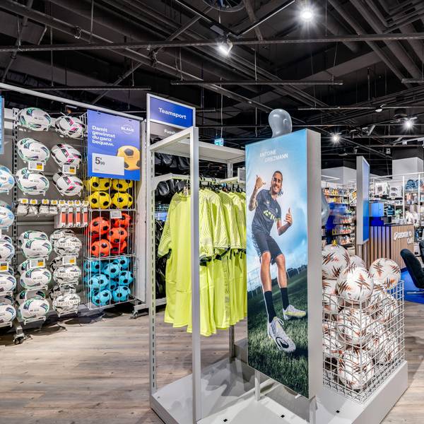 Das Decathlon-Sortiment mit Bällen und Sportkleidung.