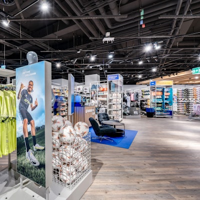 Das Decathlon-Sortiment mit Bällen und Sportkleidung.