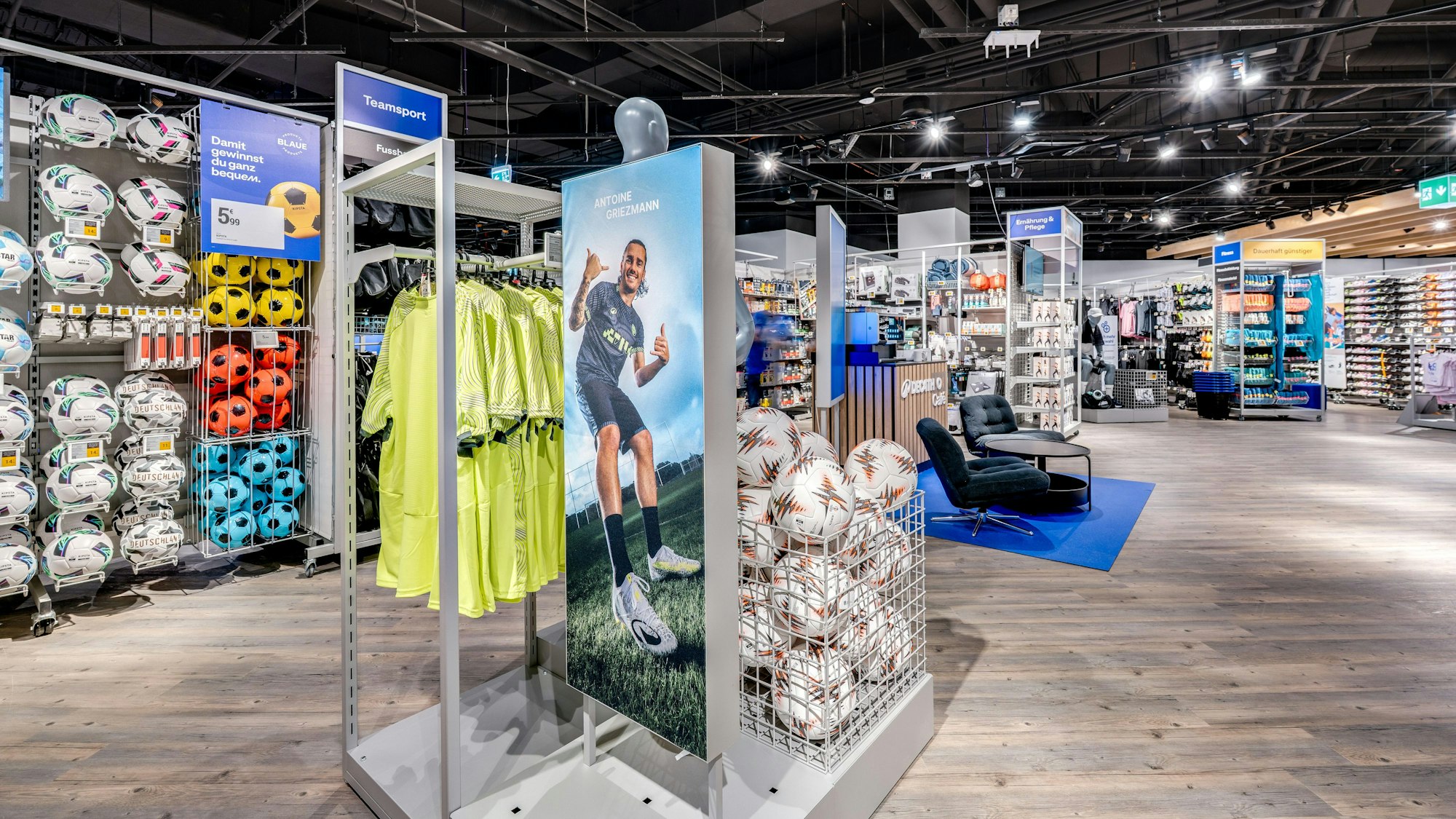 Das Decathlon-Sortiment mit Bällen und Sportkleidung.