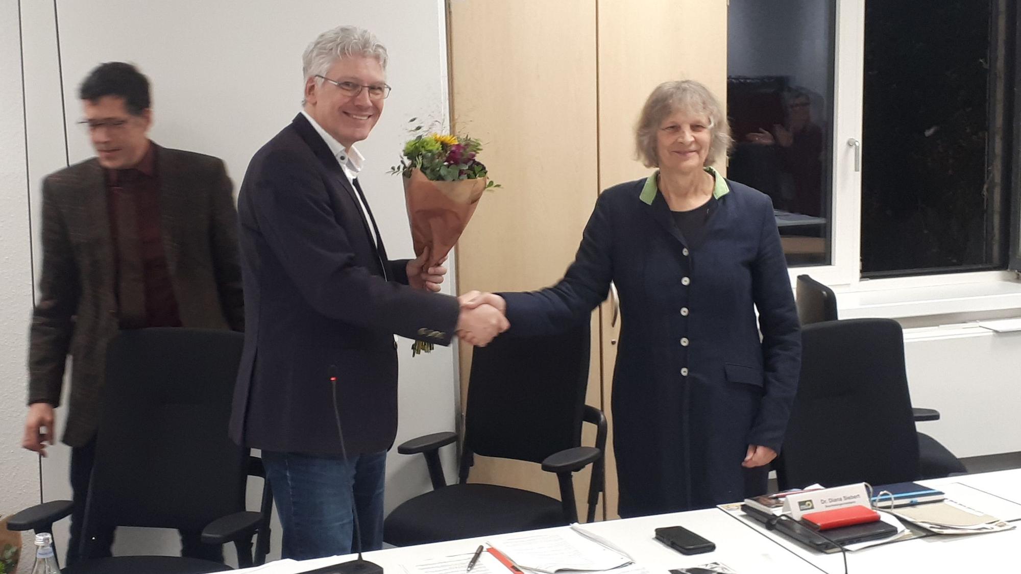 Christoph Schmitz (CDU), der die Sitzung eröffnete, gratuliert Diana Siebert zur Wiederwahl als Bezirksbürgermeisterin.