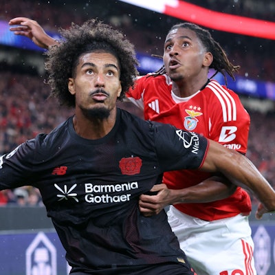 Bayer Leverkusen's French defender #05 Loic Bade and SL Benfica's Luxembourgish midfielder #18 Leandro Barreiro vie for a header during the UEFA Champions League league phase day 4 football match between SL Benfica and Bayer Leverkusen at Estadio da Luz in Lisbon on November 5, 2025. (Photo by PATRICIA DE MELO MOREIRA / AFP)