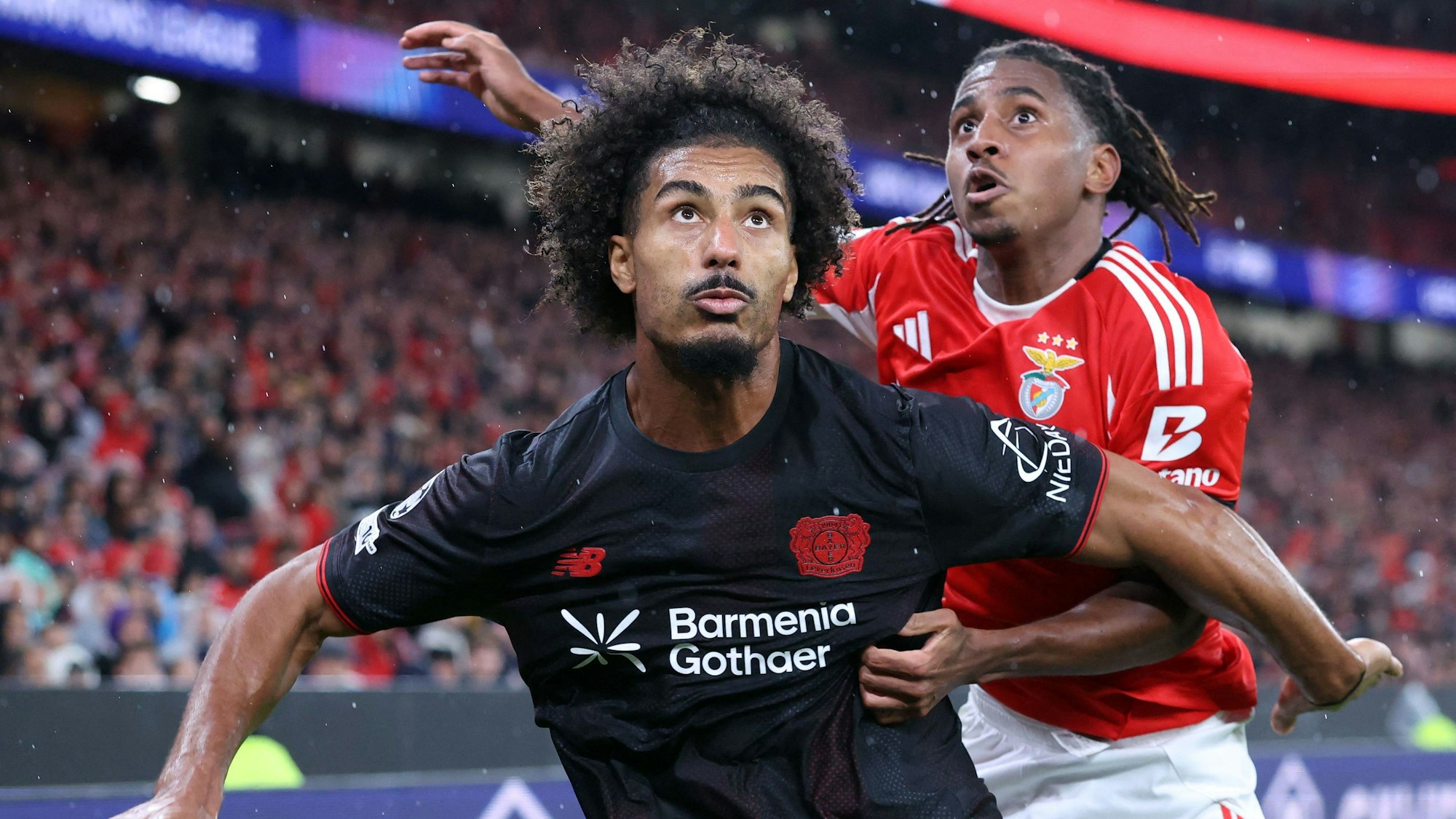 Bayer Leverkusen's French defender #05 Loic Bade and SL Benfica's Luxembourgish midfielder #18 Leandro Barreiro vie for a header during the UEFA Champions League league phase day 4 football match between SL Benfica and Bayer Leverkusen at Estadio da Luz in Lisbon on November 5, 2025. (Photo by PATRICIA DE MELO MOREIRA / AFP)