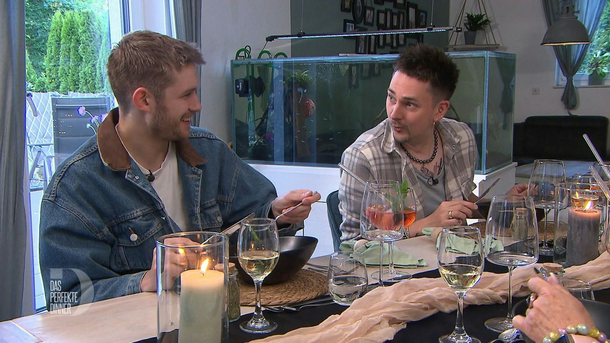 Steffi erwähnt ein mögliches Treffen von Morris (links) mit ihrer Schnibbelhilfe. Das findet Marc (rechts) höchst interessant.
(Bild: RTL)