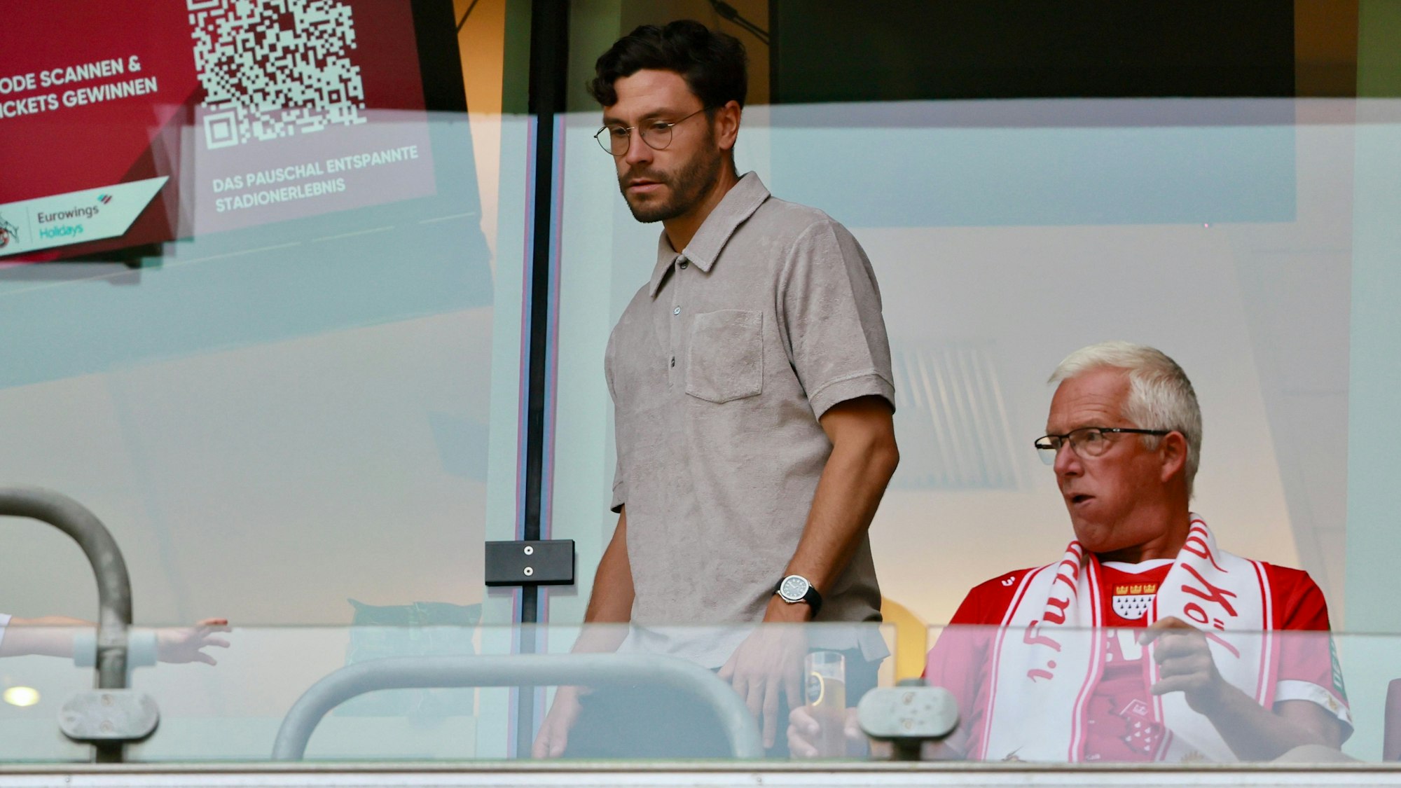 Jonas Hector bei einem Spiel des 1. FC Köln auf der Tribüne.
