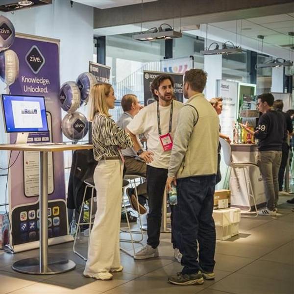 Menschen unterhalten sich auf einer Messe.
