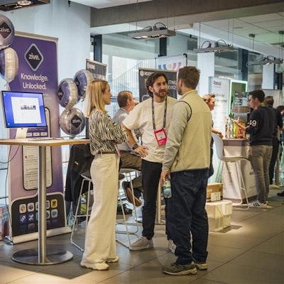 Menschen unterhalten sich auf einer Messe.