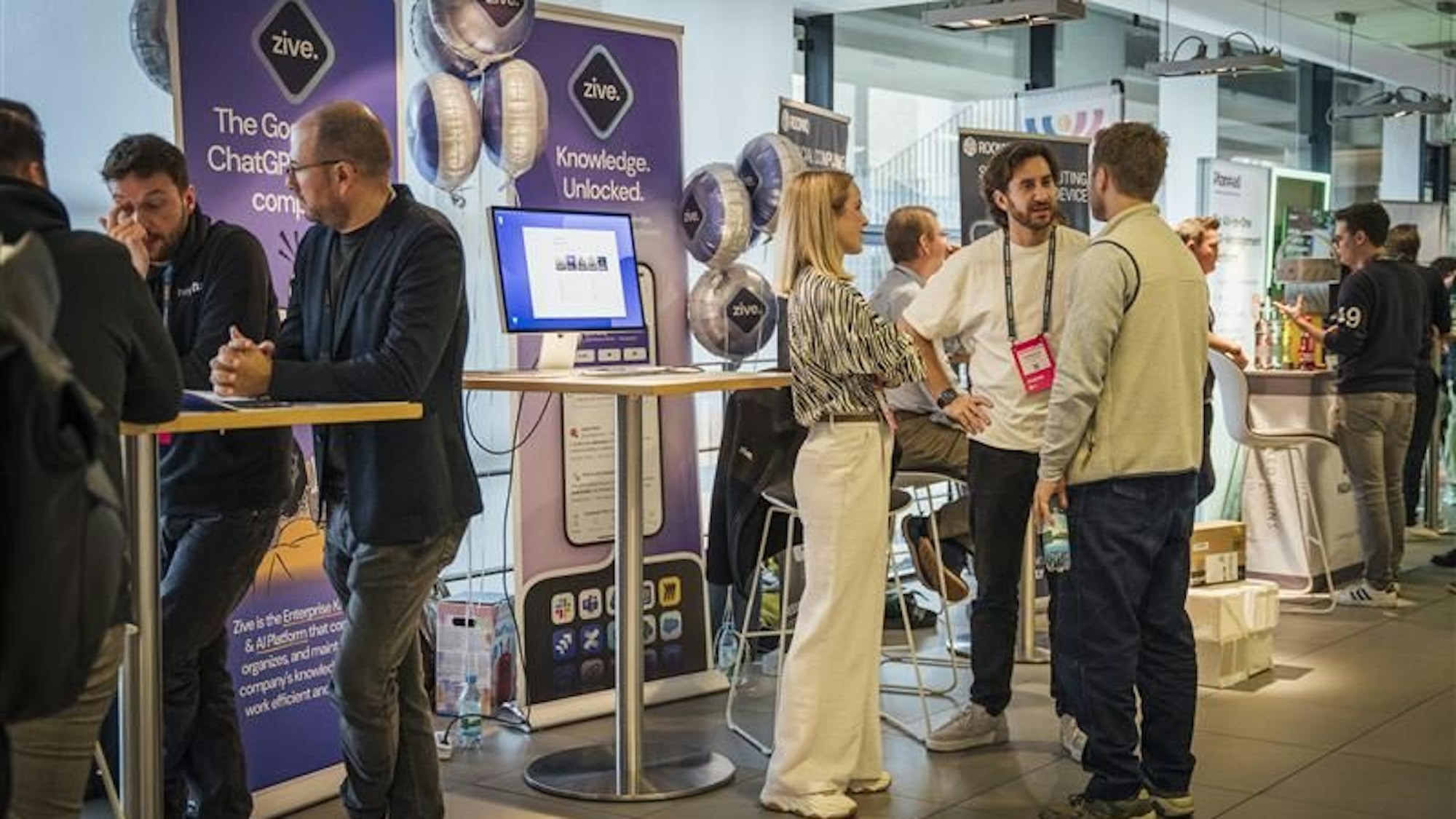 Menschen unterhalten sich auf einer Messe.