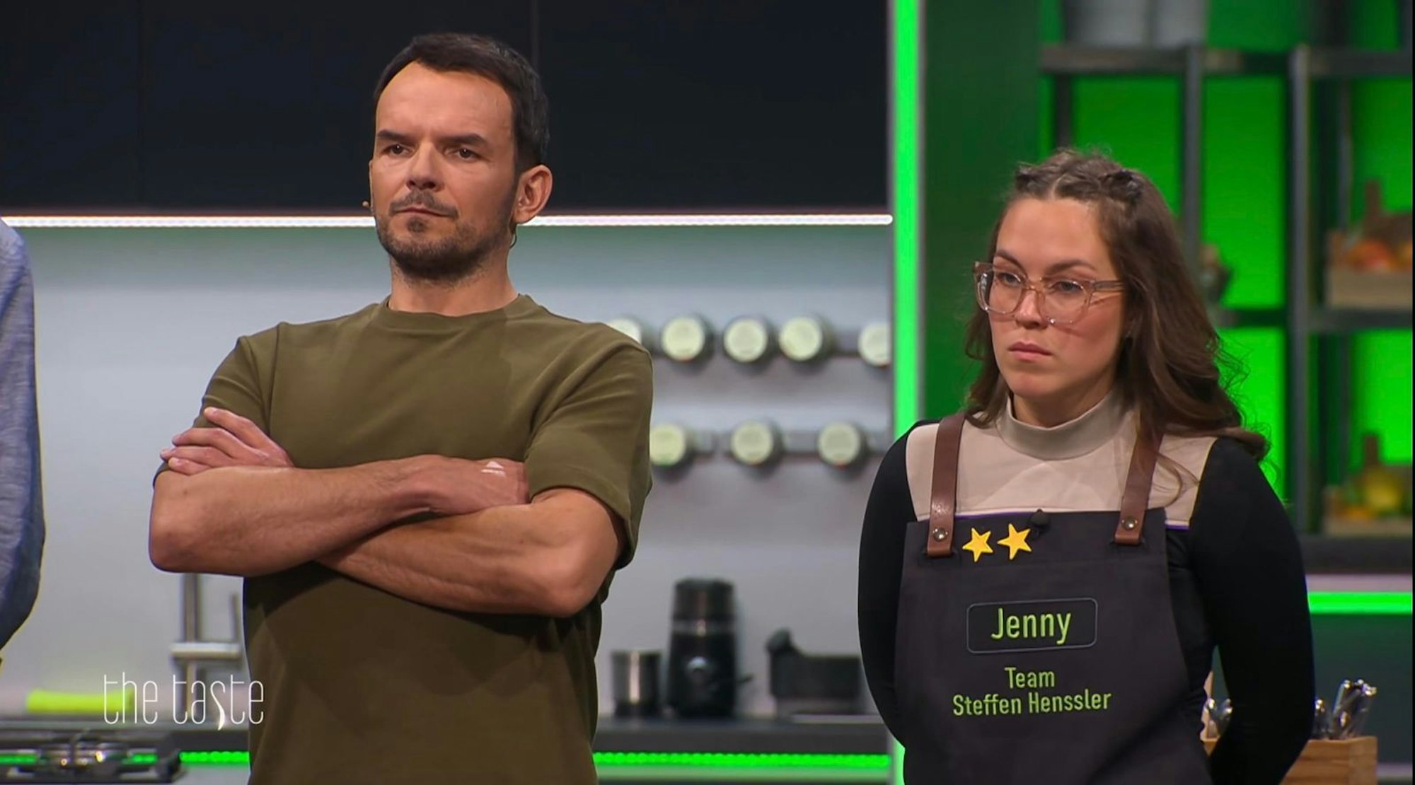 Zuletzt lief es richtig gut für Kandidatin Jenny. Doch diesmal misslingt ihr ein Steinbutt-Löffel. Der Schützling von Steffen Henssler steht plötzlich auf der Abschussliste ... (Bild: Joyn/Screenshot)