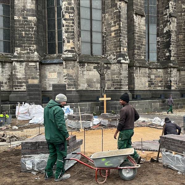 Das Bild zeigt die Baustelle vor dem Kölner Dom.