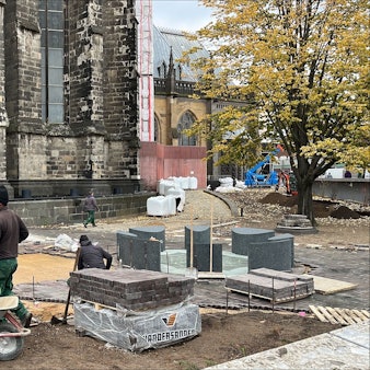 Das Bild zeigt die Baustelle vor dem Kölner Dom.