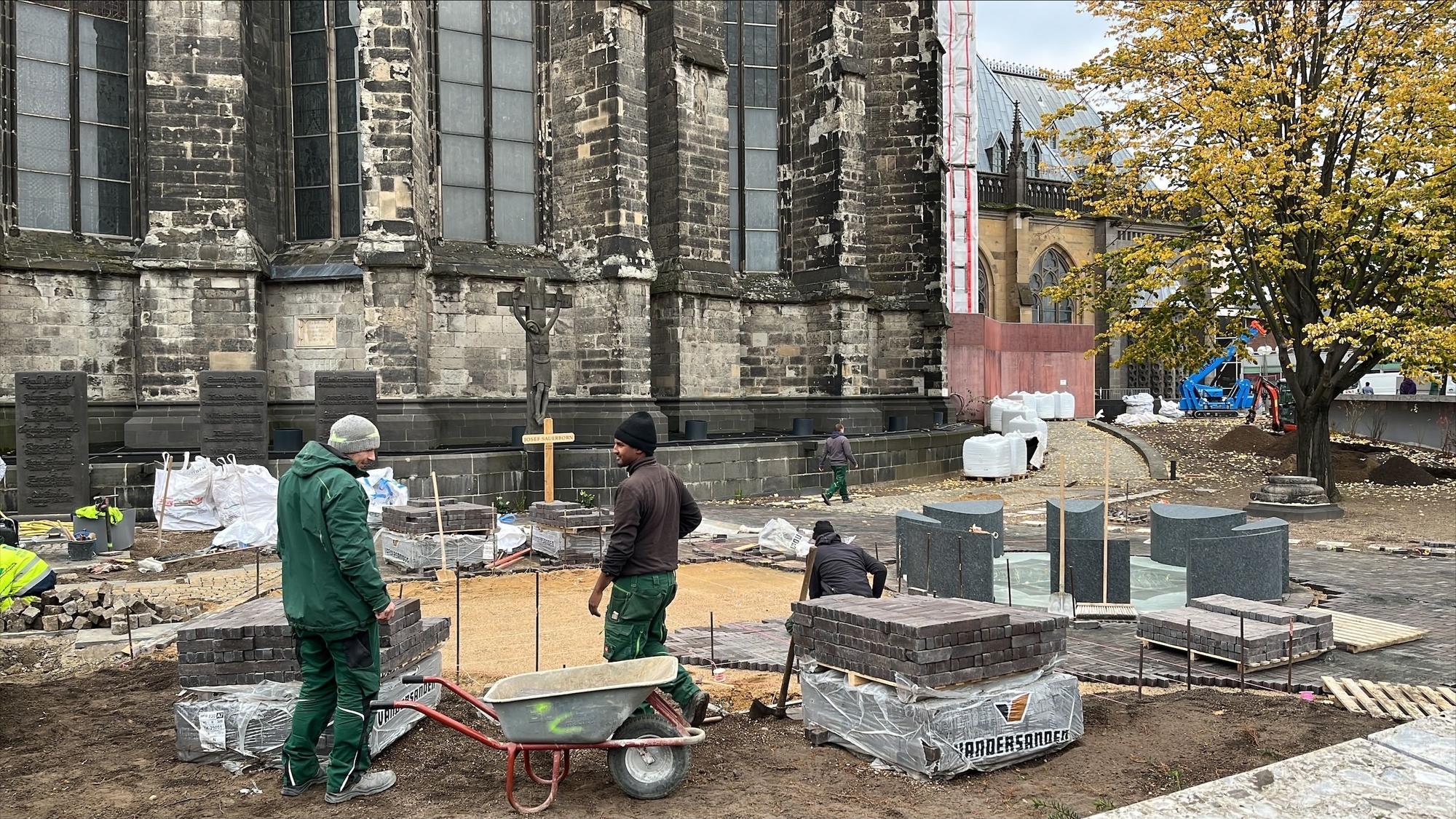 Das Bild zeigt die Baustelle vor dem Kölner Dom.