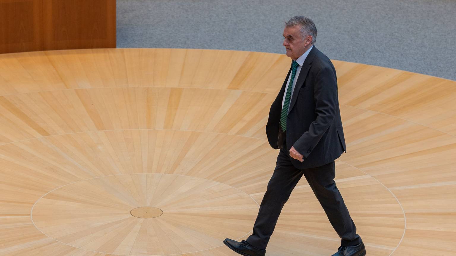 Herbert Reul (CDU), Innenminister von Nordrhein-Westfalen, geht durchs Plenum des Landtags zum Rednerpult.