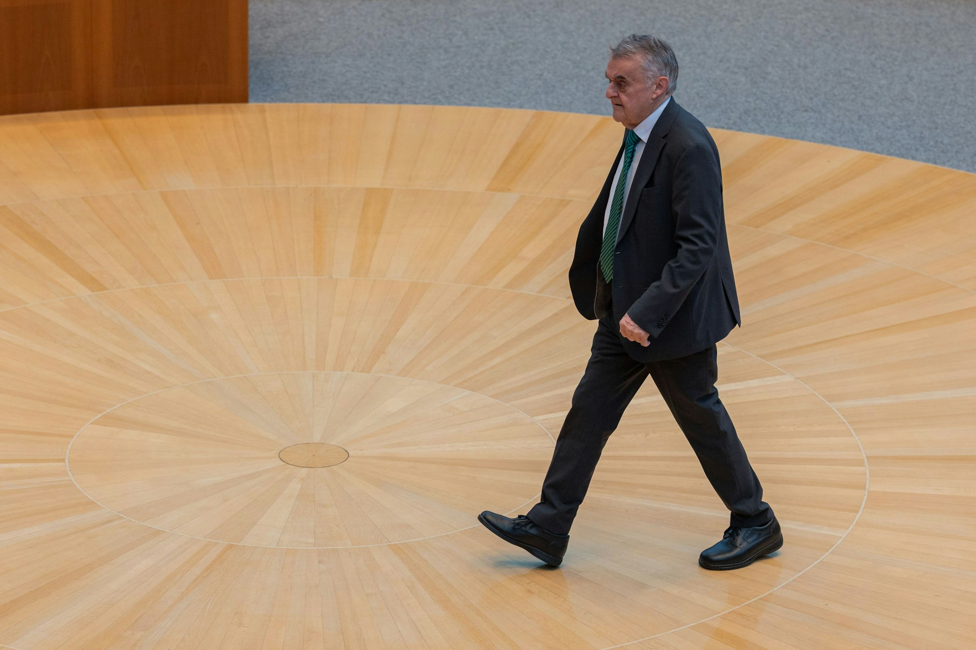 Herbert Reul (CDU), Innenminister von Nordrhein-Westfalen, geht durchs Plenum des Landtags zum Rednerpult.