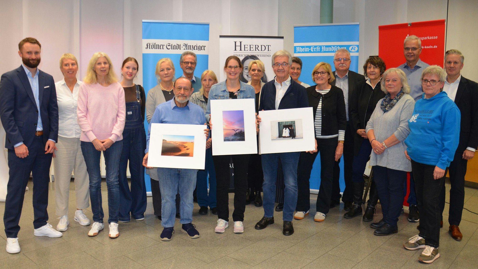 Zu sehen sind die Gewinner und die Organisatoren des Fotopreises.