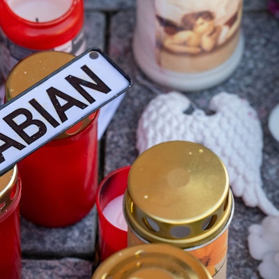 Vor der Marienkirche stehen Grablichter, Blumen und Plüschtiere im Gedenken an den achtjährigen Fabian.