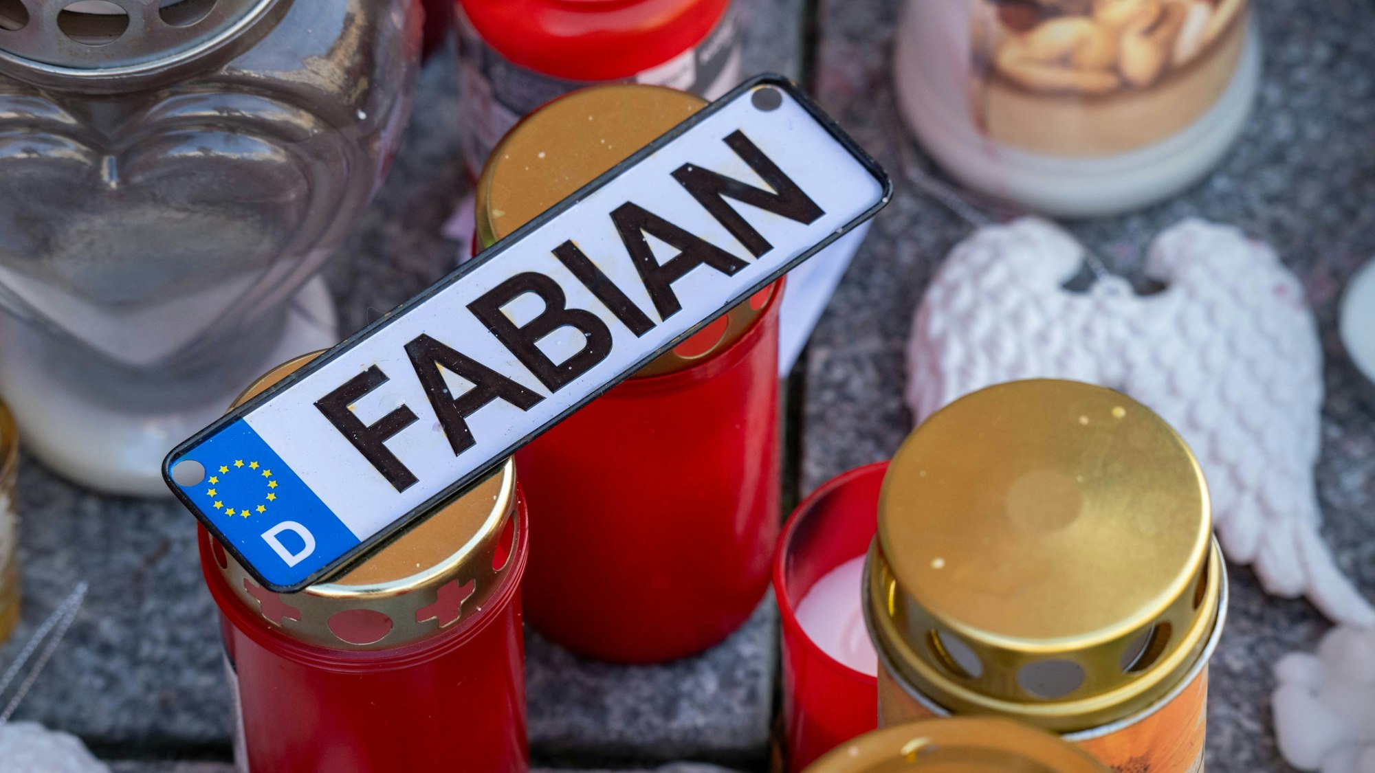 Vor der Marienkirche stehen Grablichter, Blumen und Plüschtiere im Gedenken an den achtjährigen Fabian.