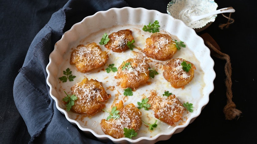 Zusammendrücken erlaubt: Gequetscht werden die Kartoffeln im Ofen zu knusprigen Talern.