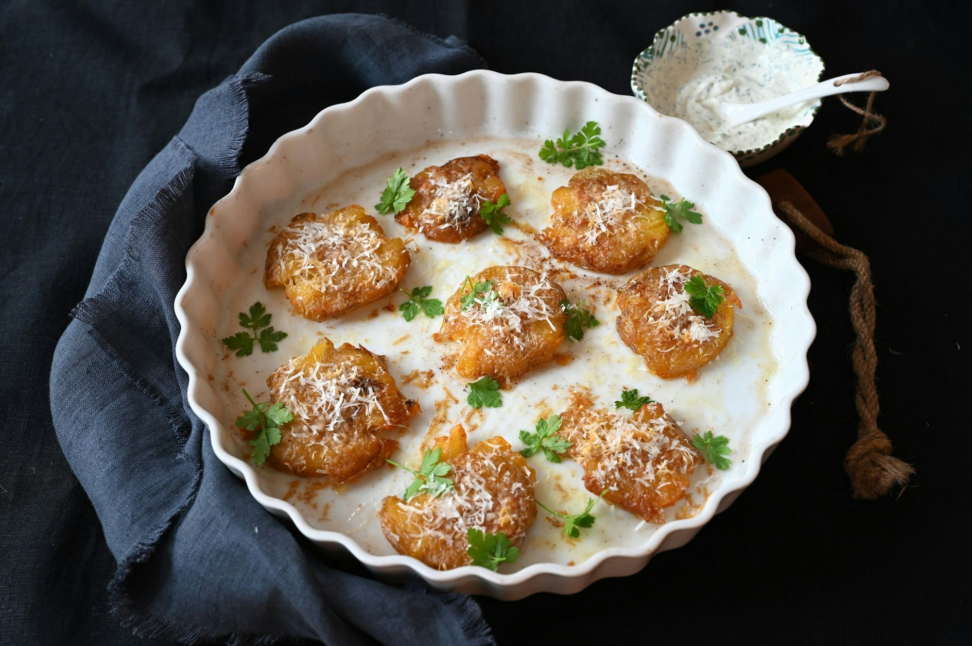 Zusammendrücken erlaubt: Gequetscht werden die Kartoffeln im Ofen zu knusprigen Talern.