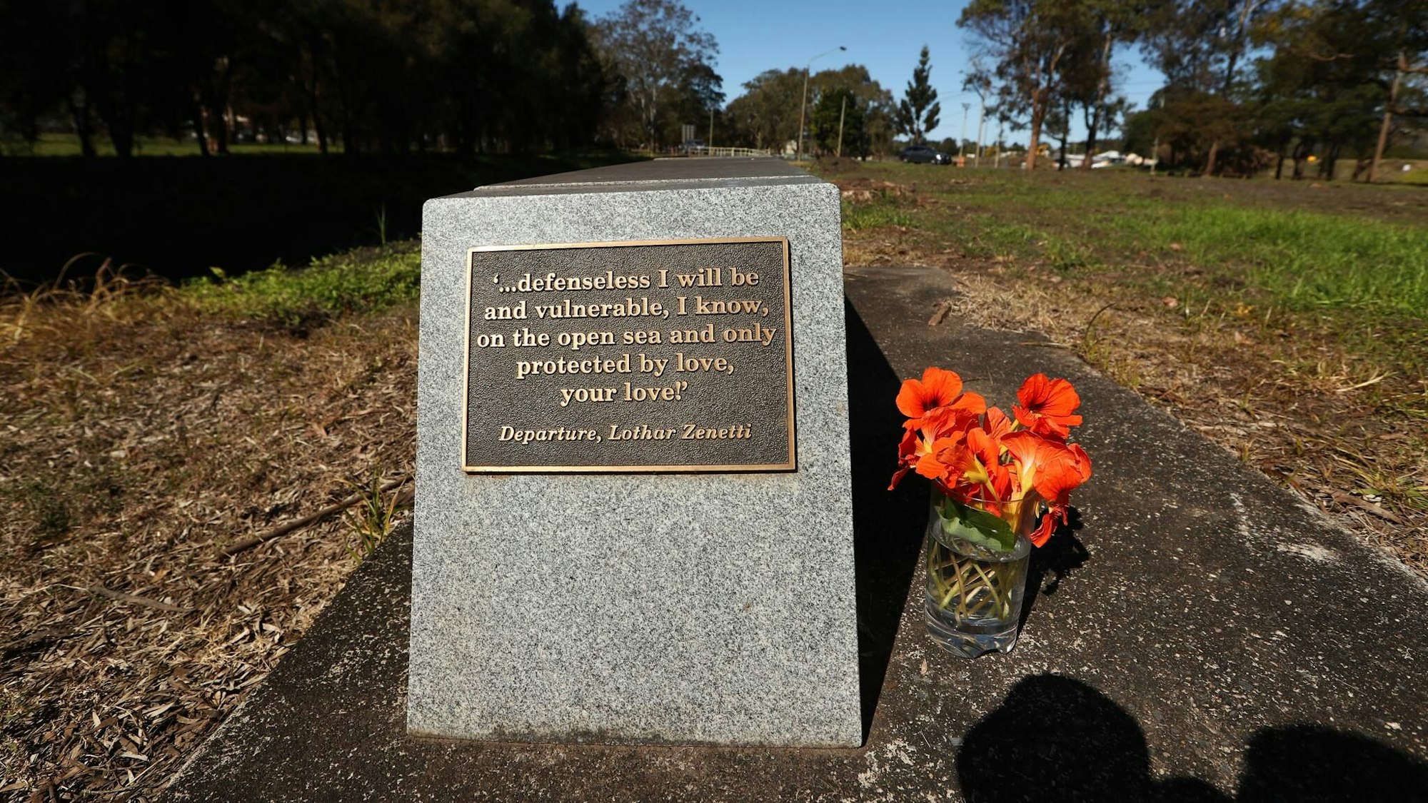 Eine Gedenktafel für die deutsche Rucksacktouristin Simone Strobel vor dem Lismore Centra Tourist Park in Lismore im australischen Bundesstaat New South Wales. JASON O'BRIEN