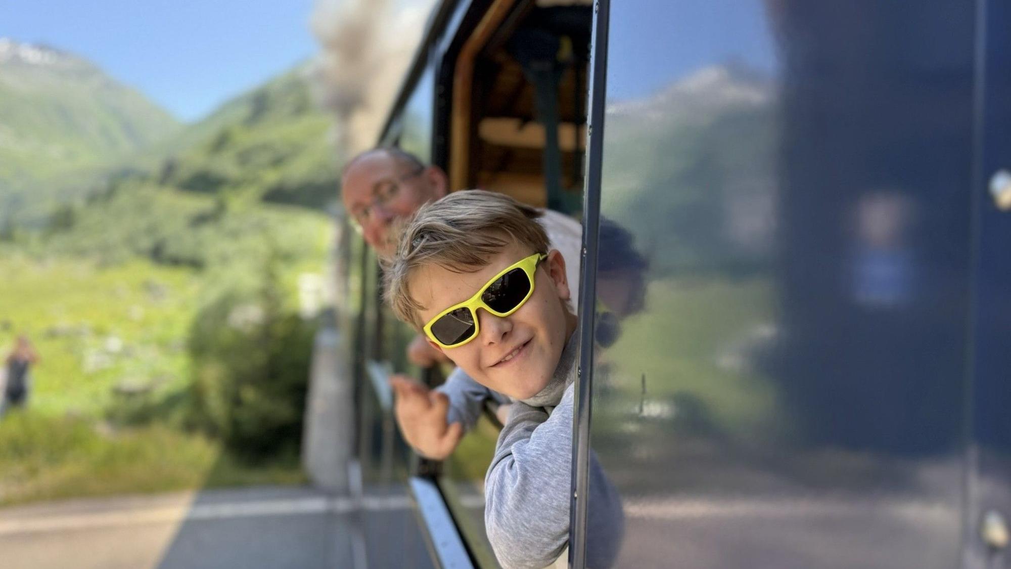 Mino und sein Vater Peter Jirzik haben einen Schweiz-Urlaub für die Nachforschung genutzt, wie ihre Vorfahren nach Windeck kamen.