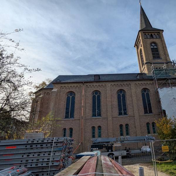 Die Bielertkirche in Opladen mit Gerüsten