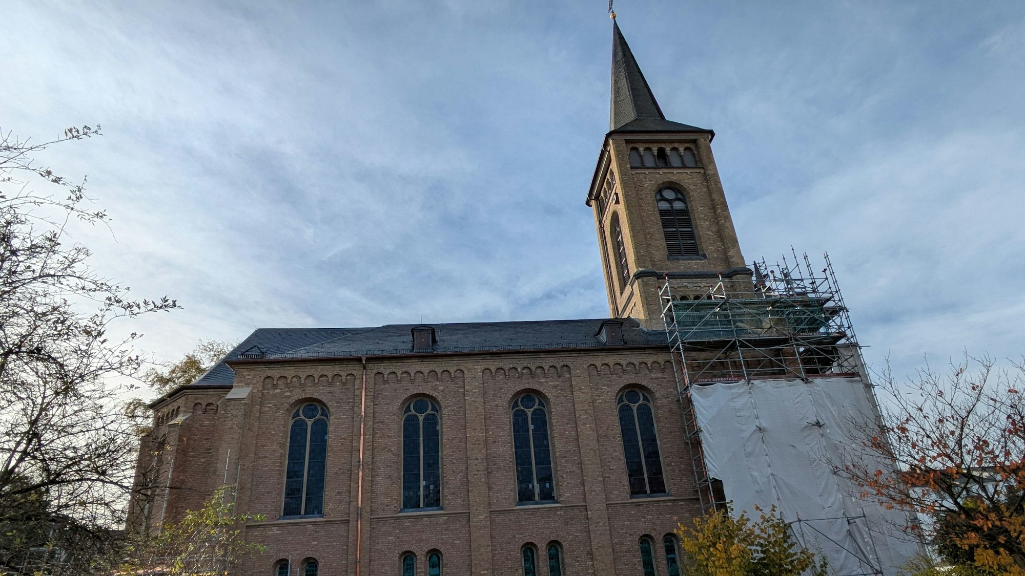 Die Bielertkirche in Opladen mit Gerüsten
